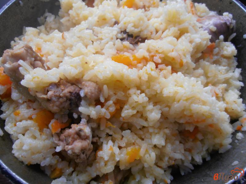 Фото приготовление рецепта: Рис с тыквой и курицей шаг №8