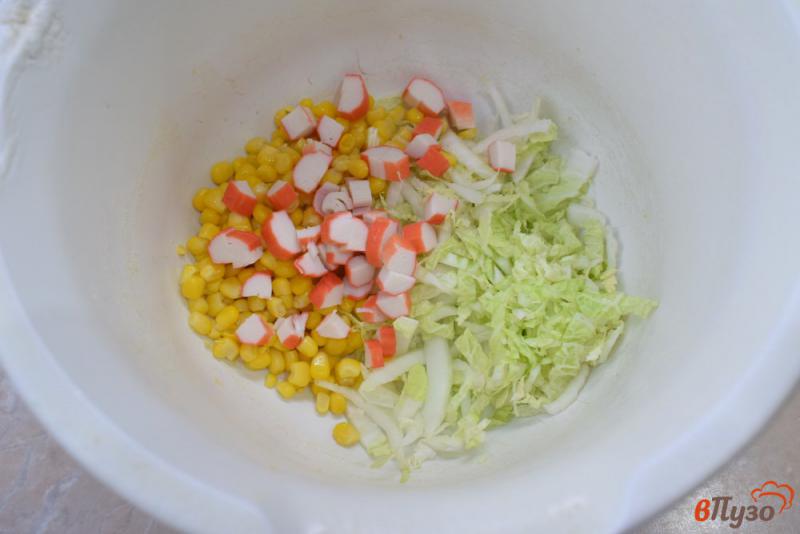 Фото приготовление рецепта: Крабовый салат с пекинской капустой шаг №2