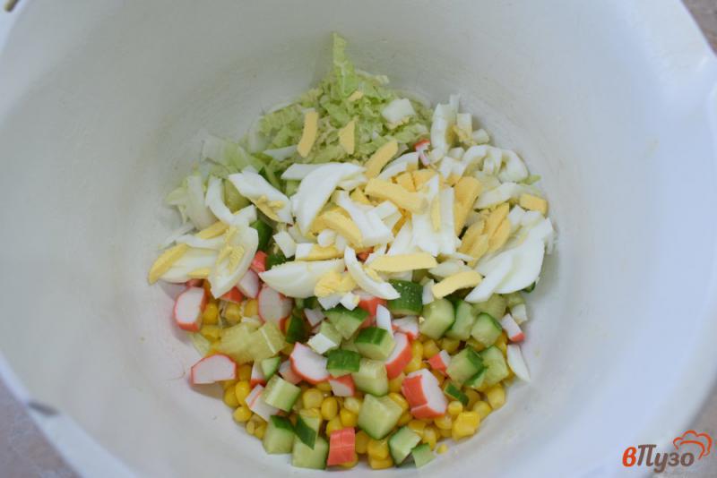 Фото приготовление рецепта: Крабовый салат с пекинской капустой шаг №4