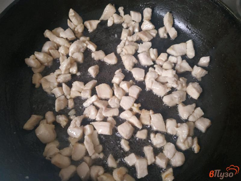 Фото приготовление рецепта: Жульен с грибами и курицей шаг №2