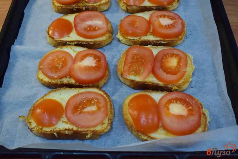 Фото приготовление рецепта: Гренки с помидорами под грилем шаг №6
