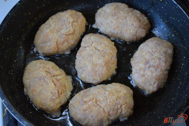 Фото приготовление рецепта: Мясные котлеты с картофелем и кабачком шаг №7