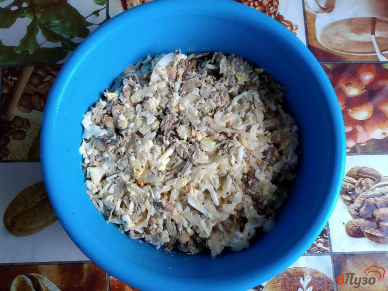 Фото приготовление рецепта: Салат печеночный с квашеной капустой шаг №8