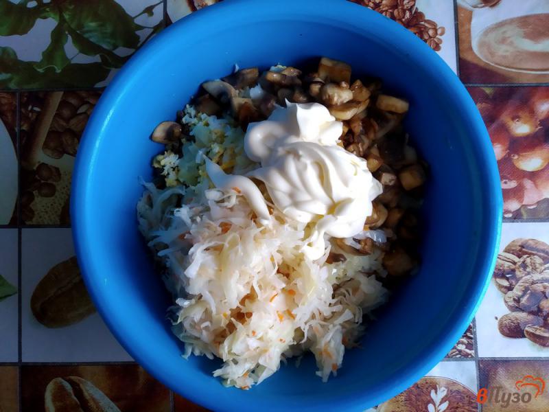 Фото приготовление рецепта: Салат печеночный с квашеной капустой шаг №7