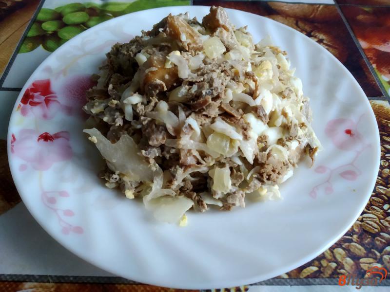 Фото приготовление рецепта: Салат печеночный с квашеной капустой шаг №9