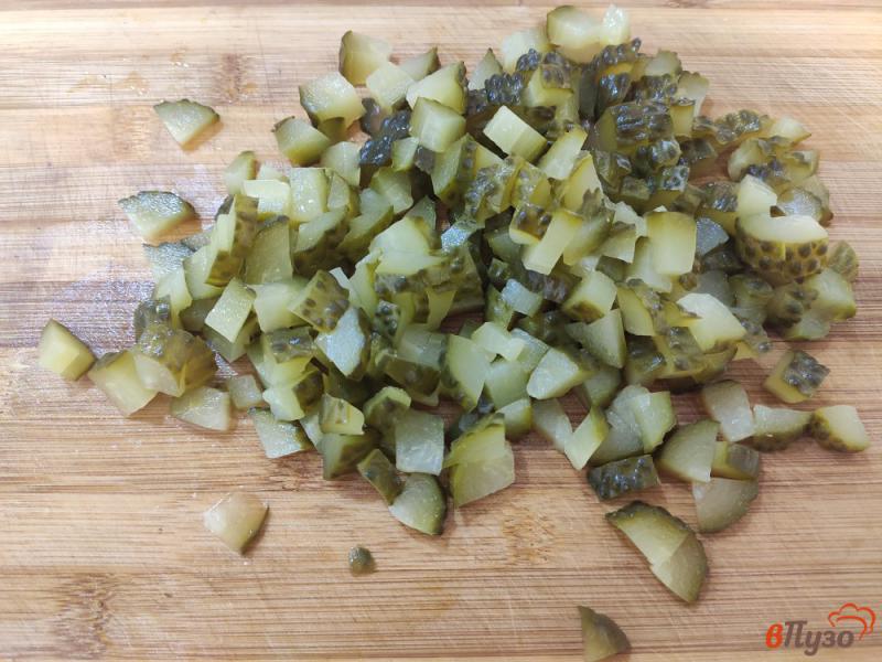 Фото приготовление рецепта: Салат из капусты с консервированным огурцом и горошком шаг №2