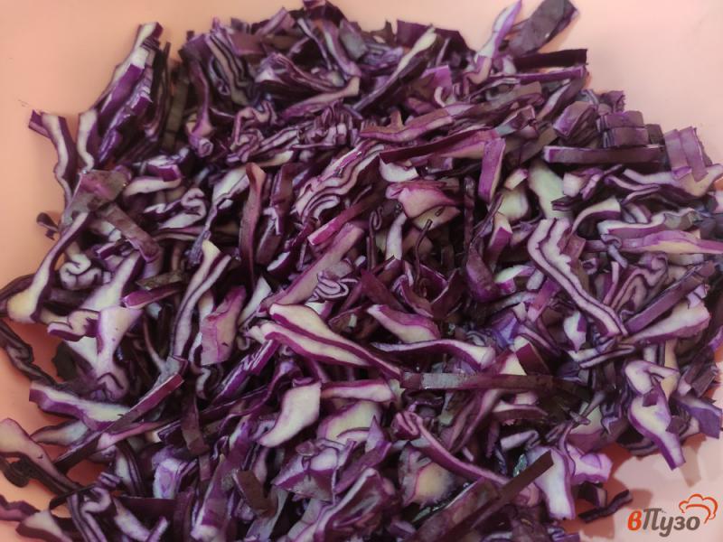 Фото приготовление рецепта: Салат из капусты с консервированным огурцом и горошком шаг №1