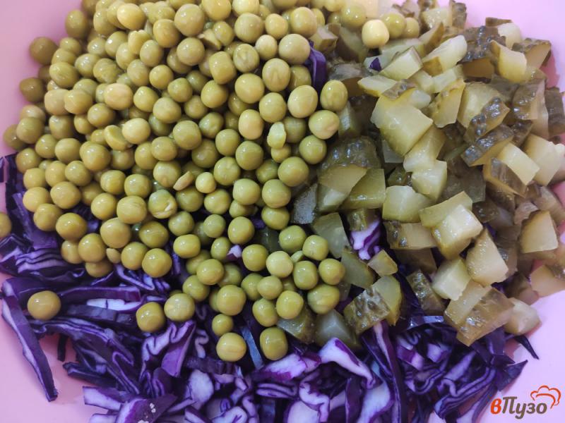 Фото приготовление рецепта: Салат из капусты с консервированным огурцом и горошком шаг №3