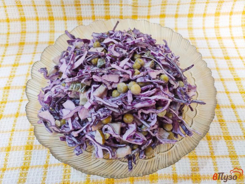 Фото приготовление рецепта: Салат из капусты с консервированным огурцом и горошком шаг №7