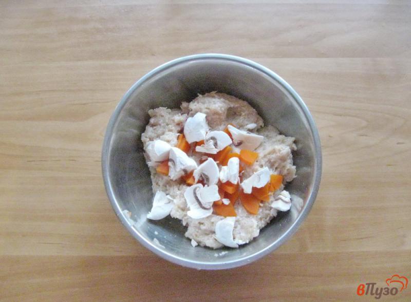 Фото приготовление рецепта: Котлеты с морковью и грибами шаг №2