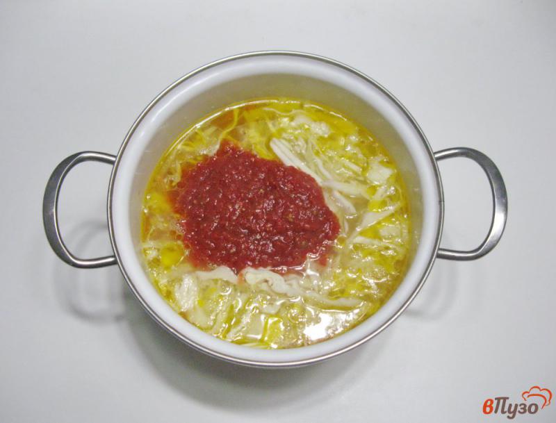 Фото приготовление рецепта: Щи из свежей капусты с сосисками шаг №4