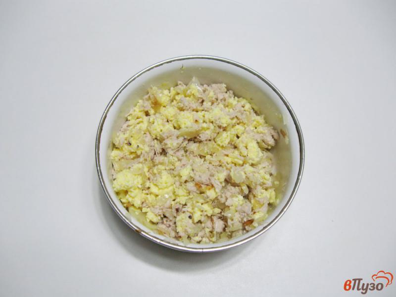 Фото приготовление рецепта: Блинчики с отварной индейкой и яйцами шаг №5