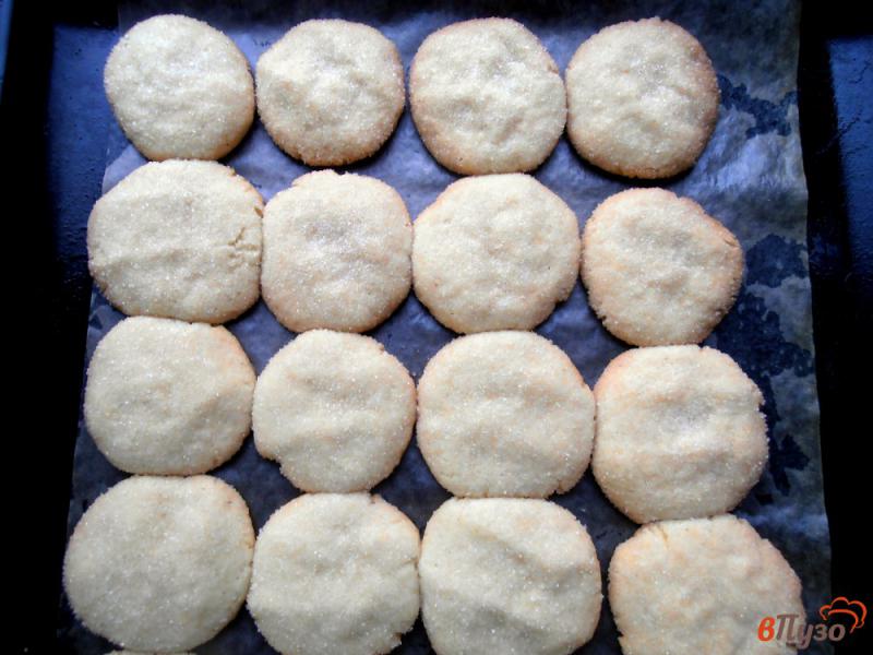 Фото приготовление рецепта: Песочное печенье с сахаром шаг №5