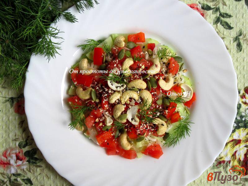 Фото приготовление рецепта: Овощной салат с квашеной капустой шаг №4