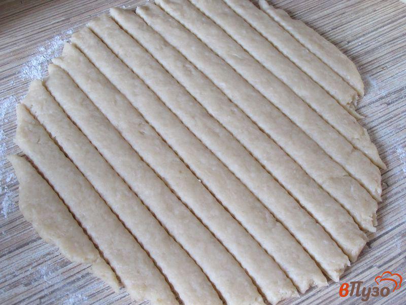 Фото приготовление рецепта: Рисовое печенье с семечками «Кресты» шаг №4