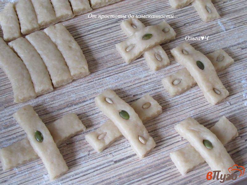 Фото приготовление рецепта: Рисовое печенье с семечками «Кресты» шаг №5