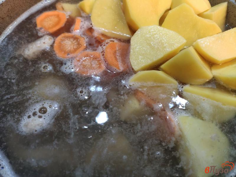 Фото приготовление рецепта: Рыбный суп с пеленгасом шаг №3