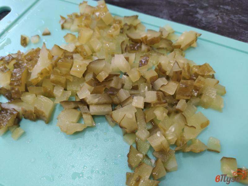 Фото приготовление рецепта: Крабовый салат с солеными огурцами и вареным рисом шаг №5