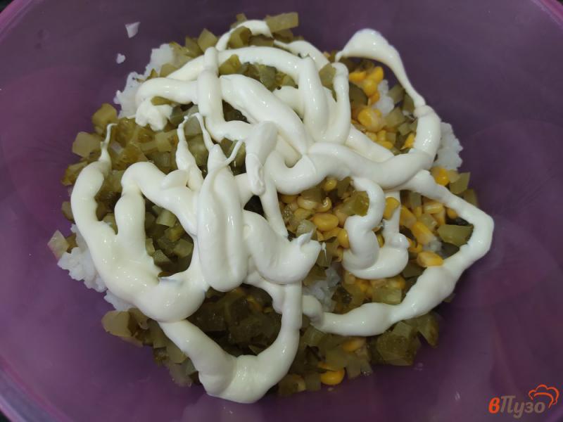 Фото приготовление рецепта: Крабовый салат с солеными огурцами и вареным рисом шаг №6