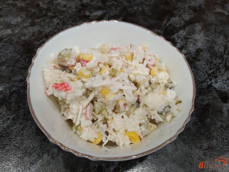 Фото приготовление рецепта: Крабовый салат с солеными огурцами и вареным рисом шаг №7