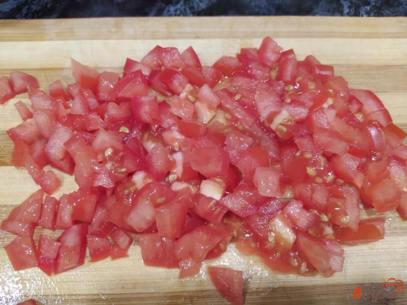 Фото приготовление рецепта: Салат с сухариками копченым сыром и ветчиной шаг №3