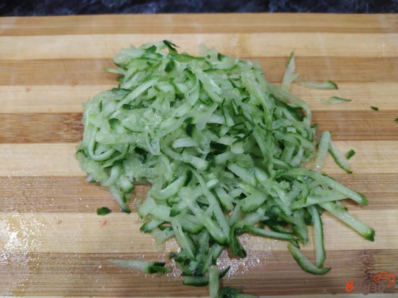 Фото приготовление рецепта: Салат с сухариками копченым сыром и ветчиной шаг №5