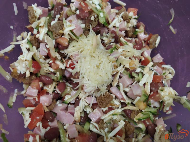 Фото приготовление рецепта: Салат с сухариками копченым сыром и ветчиной шаг №7