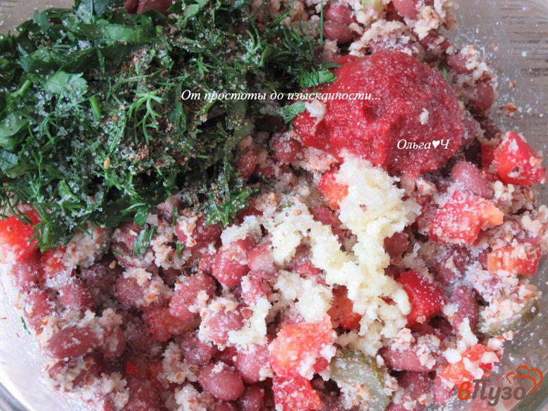 Фото приготовление рецепта: Салат из фасоли с орехами шаг №2