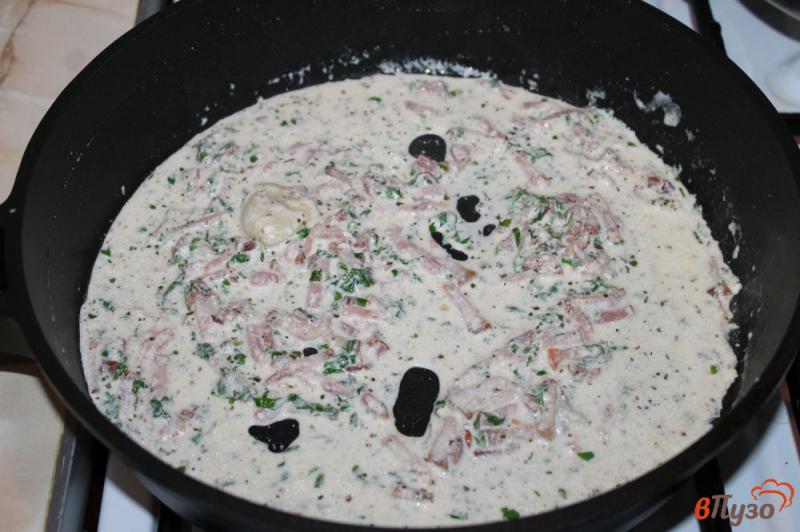 Фото приготовление рецепта: Спагетти с беконом и сыром шаг №2