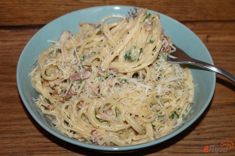 Фото приготовление рецепта: Спагетти с беконом и сыром шаг №5