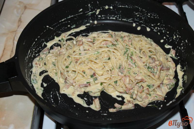 Фото приготовление рецепта: Спагетти с беконом и сыром шаг №4