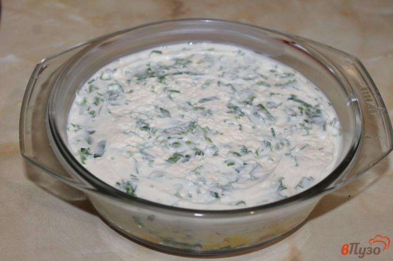 Фото приготовление рецепта: Слоеный салат с консервированным тунцом и плавленым сыром шаг №4