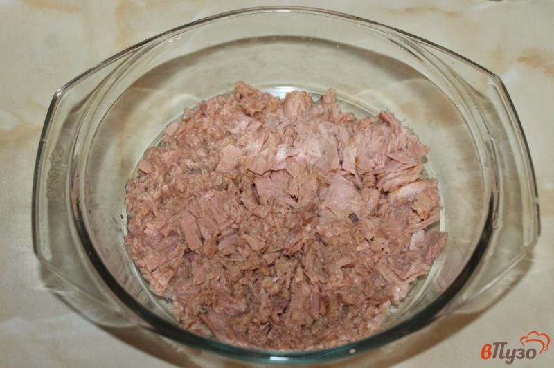 Фото приготовление рецепта: Слоеный салат с консервированным тунцом и плавленым сыром шаг №1