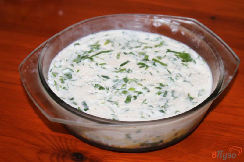 Фото приготовление рецепта: Слоеный салат с консервированным тунцом и плавленым сыром шаг №5