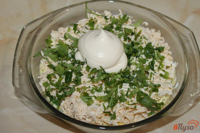 Фото приготовление рецепта: Слоеный салат с консервированным тунцом и плавленым сыром шаг №3