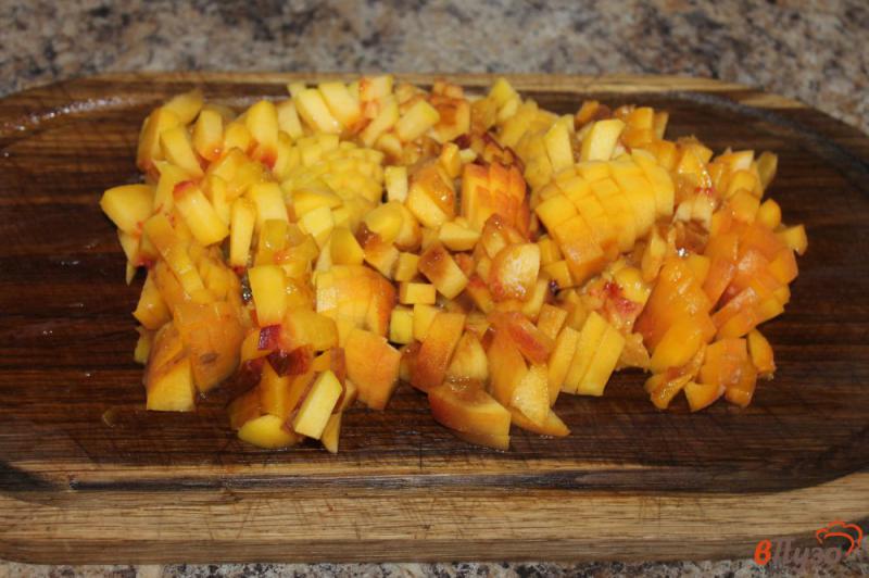 Фото приготовление рецепта: Блины с персиком и нутеллой шаг №2