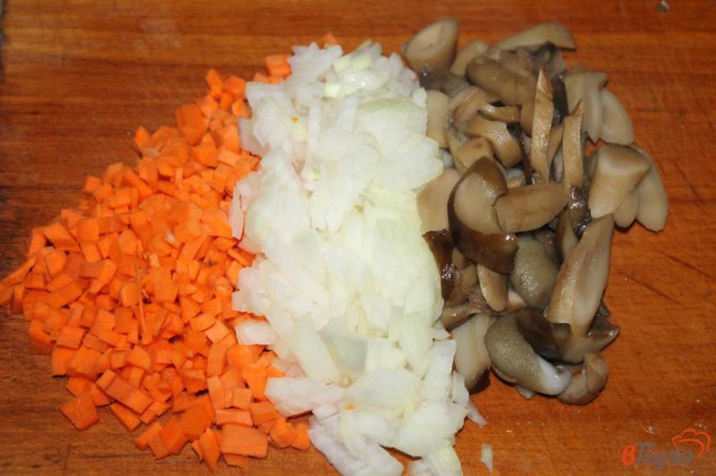 Фото приготовление рецепта: Суп с колбасой грибами и яйцом шаг №2