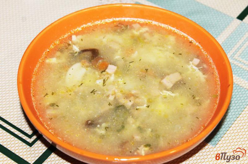Фото приготовление рецепта: Суп с колбасой грибами и яйцом шаг №6