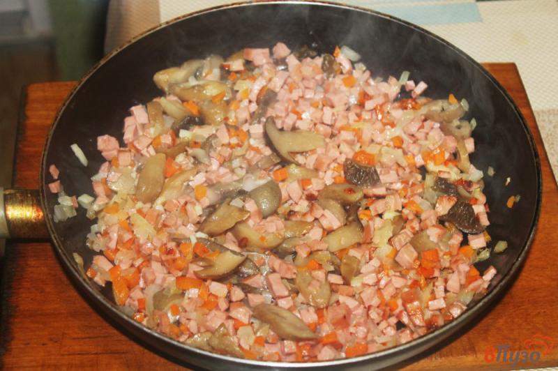 Фото приготовление рецепта: Суп с колбасой грибами и яйцом шаг №4