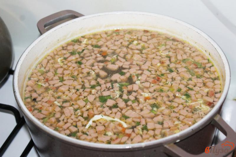 Фото приготовление рецепта: Суп с колбасой грибами и яйцом шаг №5