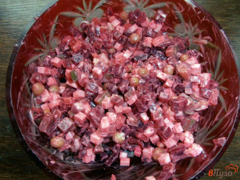 Фото приготовление рецепта: Салат из вареной свеклы и плавленого сыра шаг №6