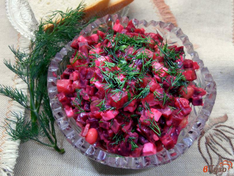 Фото приготовление рецепта: Салат из вареной свеклы и плавленого сыра шаг №7