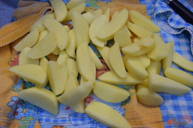 Фото приготовление рецепта: Картофель дольками в духовке шаг №1