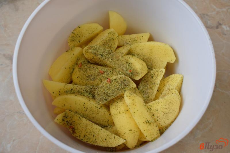 Фото приготовление рецепта: Картофель дольками в духовке шаг №2