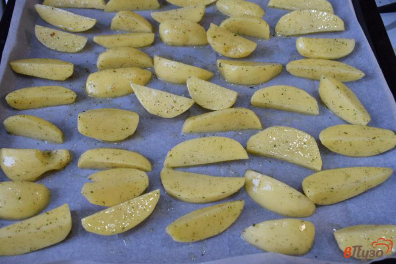 Фото приготовление рецепта: Картофель дольками в духовке шаг №4
