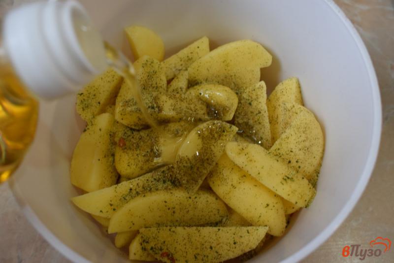 Фото приготовление рецепта: Картофель дольками в духовке шаг №3