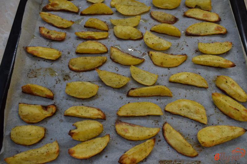 Фото приготовление рецепта: Картофель дольками в духовке шаг №5