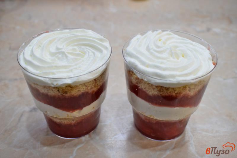 Фото приготовление рецепта: Бисквитный десерт с клубничной начинкой шаг №6