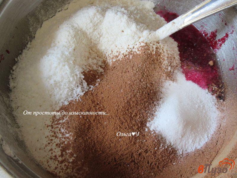 Фото приготовление рецепта: Свекольно-кокосовый шоколадный мини-торт шаг №2