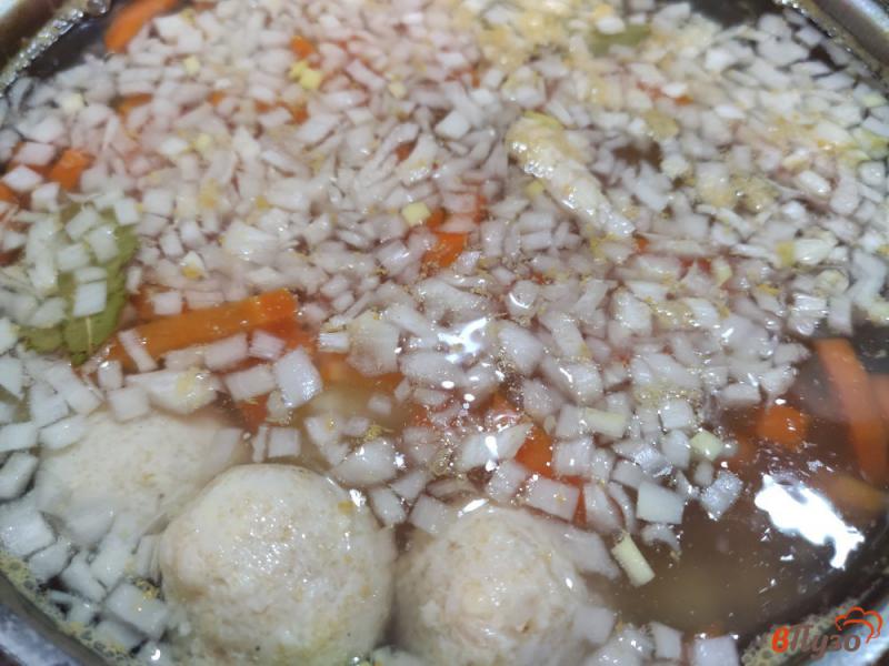 Фото приготовление рецепта: Суп с сырными фрикадельками шаг №6